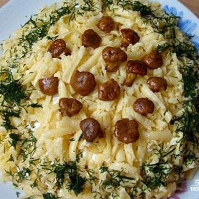 Салат с лисичками и сыром