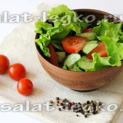 Салат из огурцов, помидор и листьев салата