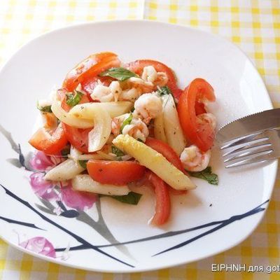 Салат с креветками, спаржей и помидорами