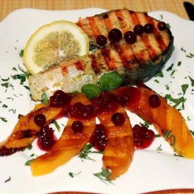 Имбирный лосось с манго-гриль и брусничным соусом
