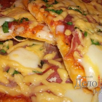 Пицца с салями, беконом, моцареллой, грибами, прошутто и сыром