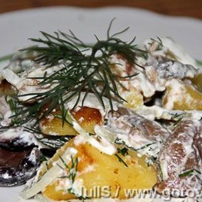 Тёплый картофельный салат с солёными грибами