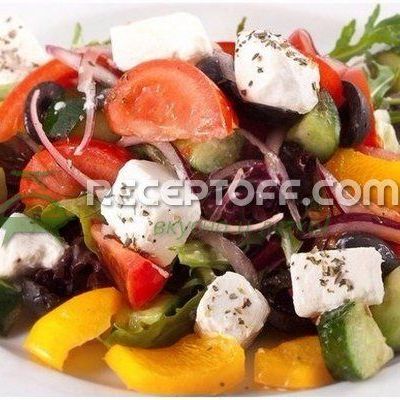 Салат с фетой, маслинами и овощами
