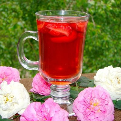 Холодный чай из лепестков роз с клубникой