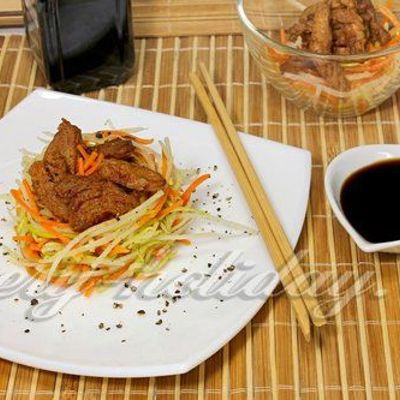 Китайский салат с цуккини, дайконом и жареным мясом