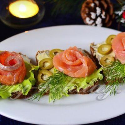 Бутерброды с семгой и оливками