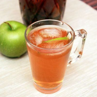 Холодный чай с мятой и яблоком