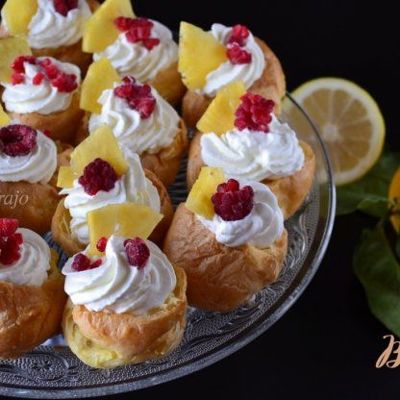 Заварные пирожные с лимонным кремом и фруктами