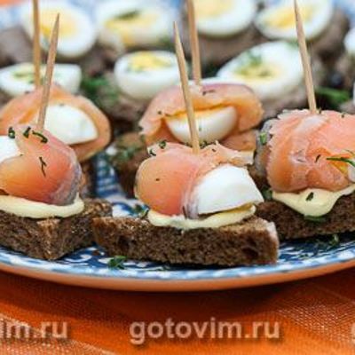 Тартинки из ржаного хлеба с перепелиными яйцами и соленой семгой