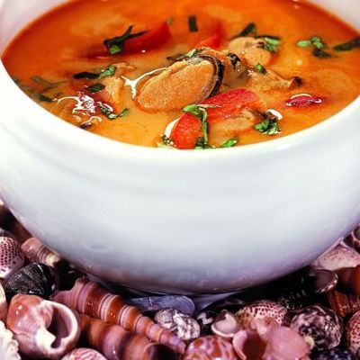Холодный крем-суп из мидий и креветок с карри