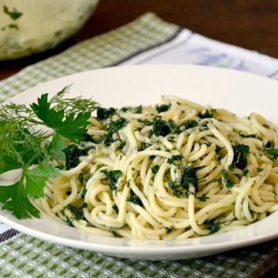 Спагетти в мультиварке c соусом из зелени и чеснока