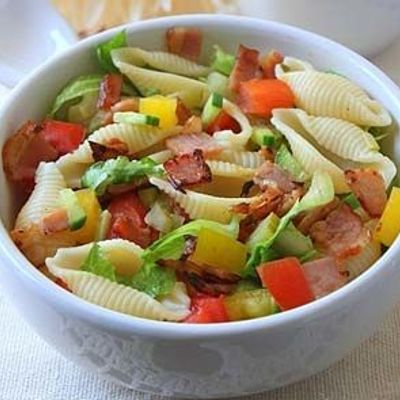 Салат с пастой, сырокопченой телятиной и овощами