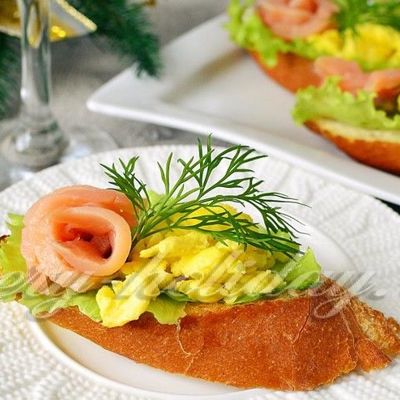 Праздничные бутерброды с семгой и яйцом