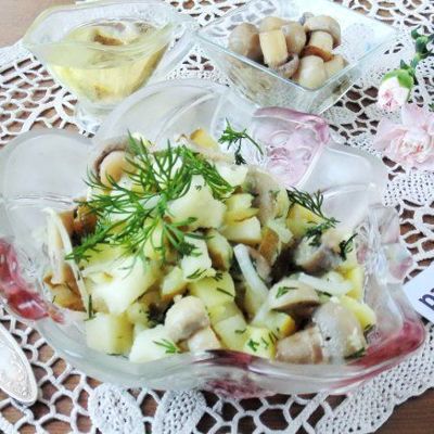 Салат с маринованными грибами и картофелем