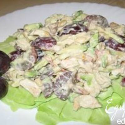 Салат с курицей, авокадо и виноградом