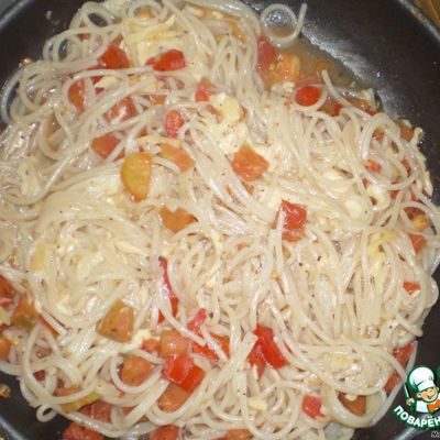 Спагетти с сыром, помидорами и базиликом