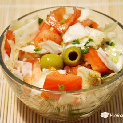 Салат с капустой и оливками