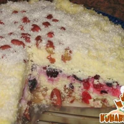 Торт творожный с безе, арахисом и ягодами