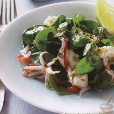 Салат из морепродуктов и зелени