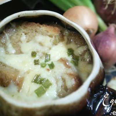 Луковый суп с хлебной корочкой