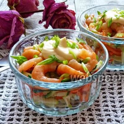 Салат-коктейль из свежих овощей с креветками