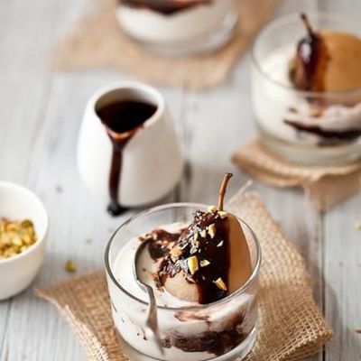 Десерт груши в сиропе Бель Элен с шоколадным соусом и мороженым