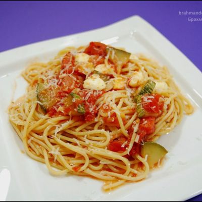 Спагетти с цуккини, томатами и моцареллой
