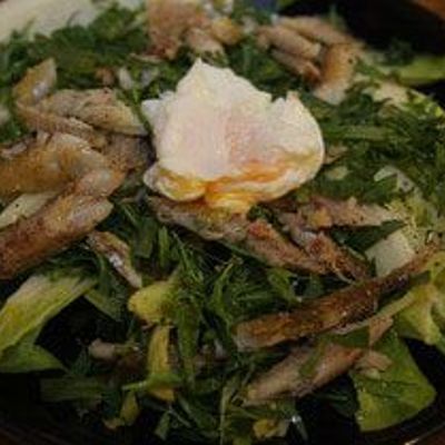 Салат из цикория с копченой рыбой и яйцом