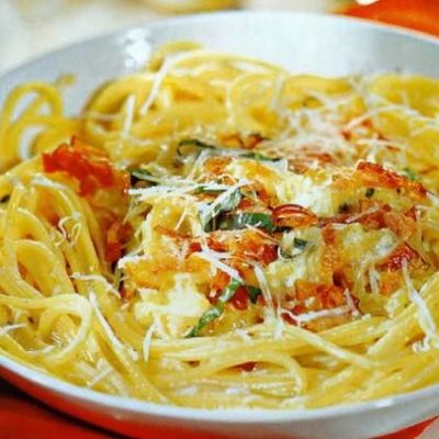 Спагетти под соусом.
