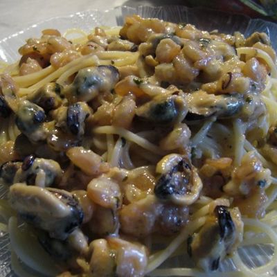 Спагетти с креветками и мнидиями в сливочном соусе