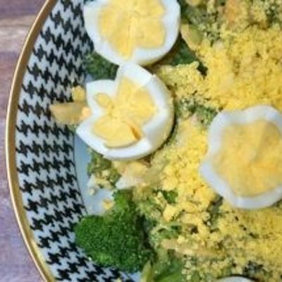 Салат из брокколи с яйцом