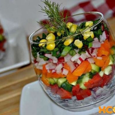 Праздничный салат из свежих овощей Радуга