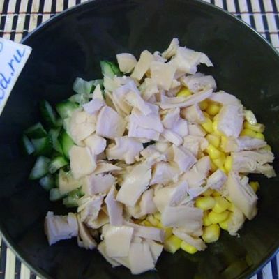 Салат с консервированными кальмарами и кукурузой