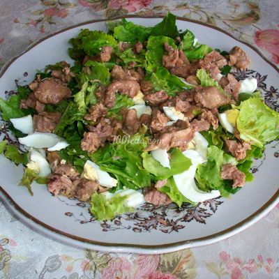 Салат из печени трески со шпинатом и зеленым салатом