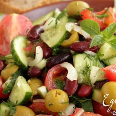 Иберийский салат из красной фасоли с оливками