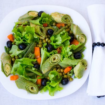 Овощной салат с зелеными блинчиками
