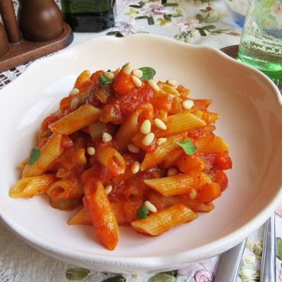 Паста в густом, томатном соусе с овощами