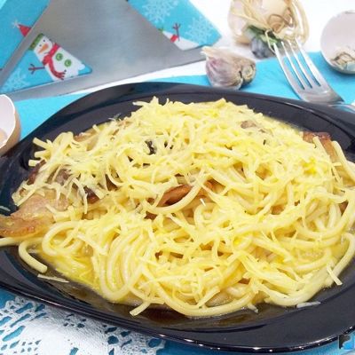 Спагетти с беконом и сыром