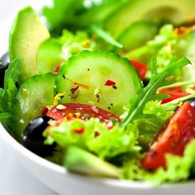 Салат из свежих овощей с оливками