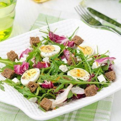 Салат с перепелиными яйцами и брынзой