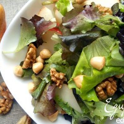 Салат с грушей, копченым сыром и грецкими орехами
