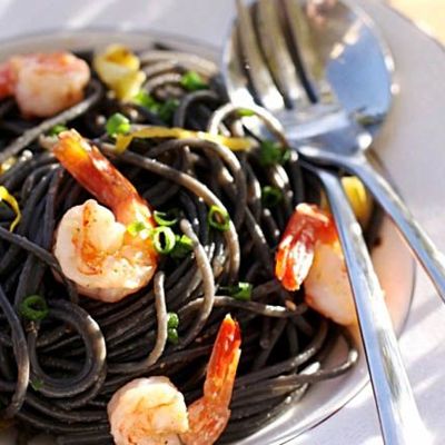 Черные спагетти с креветками