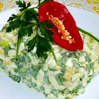 Салат Любимый из зеленого лука с сыром и яйцами.