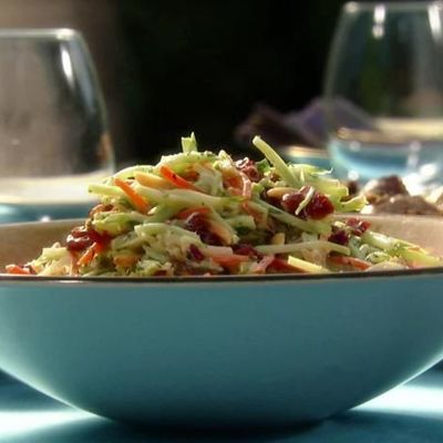 Капустный салат из брокколи с соусом раита