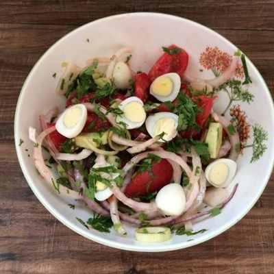 Летний салат с перепелиными яйцами