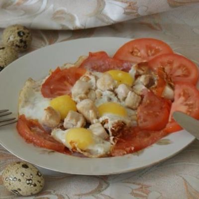 Глазунья из перепелиных яиц с курицей и помидорами