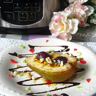 Десерт из груши с золотистым Лазуром и виноградом
