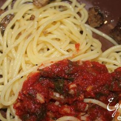 Спагетти с соусом