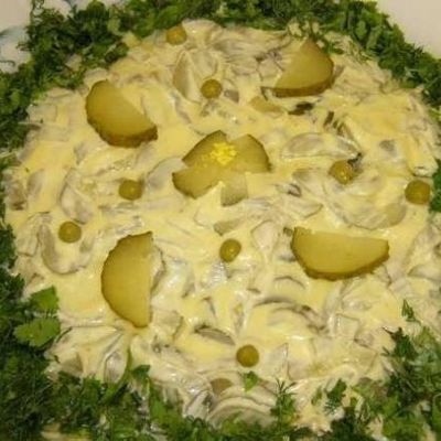 Куриный салат с солеными огурцами