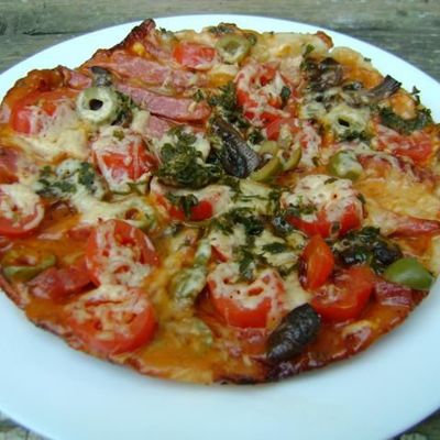 Пицца с салями и шампиньонами в мультиварке